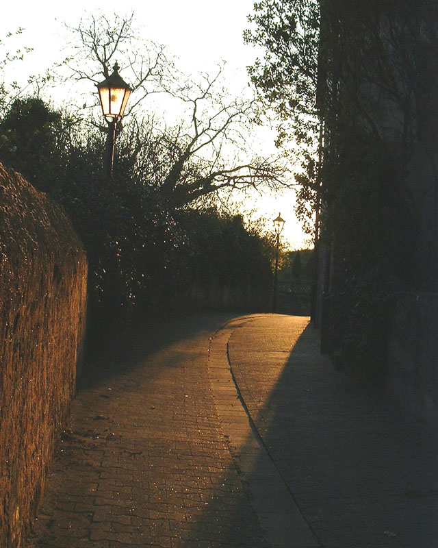 Kirchgasse im Abendlicht