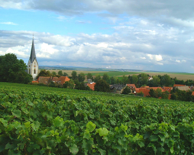 hinter der Kirche