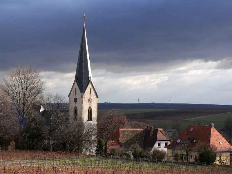 Gewitterstimmung ber der Kirche