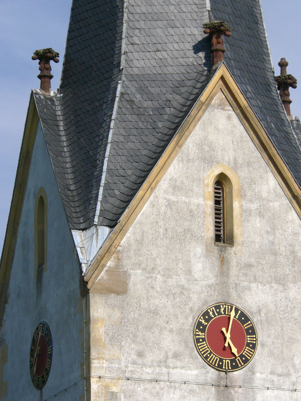Kirchturm mit Uhr und Kreuzblumen