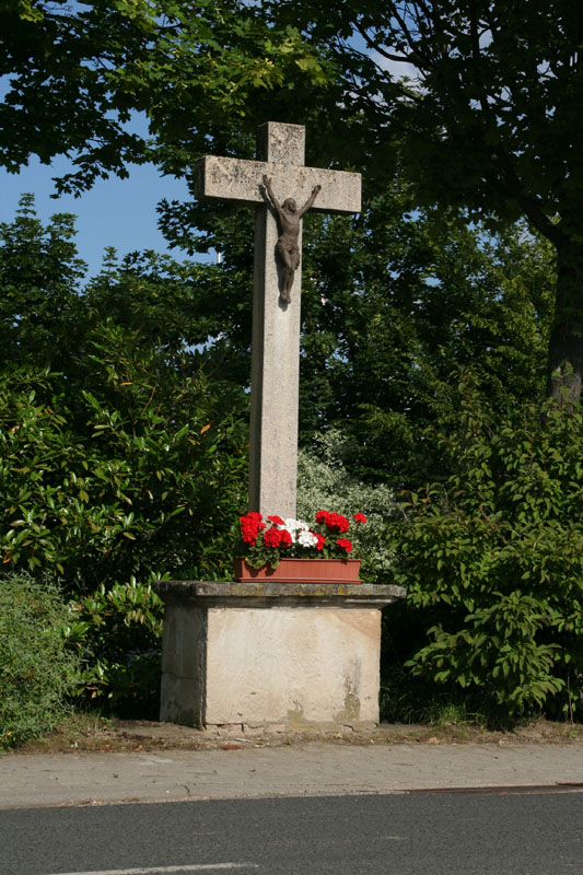 Wegkreuz am Ortseingang