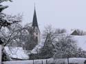 Blick zur Kirche im Schnee