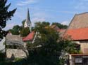 Blick zur Kirche im Sommer